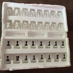 Shot Glass Chess Set 32 Shot Glasses With All The Chess Pieces On Them Black And White