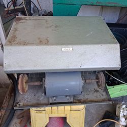 Cabochon and jewelry polisher with ventilation system