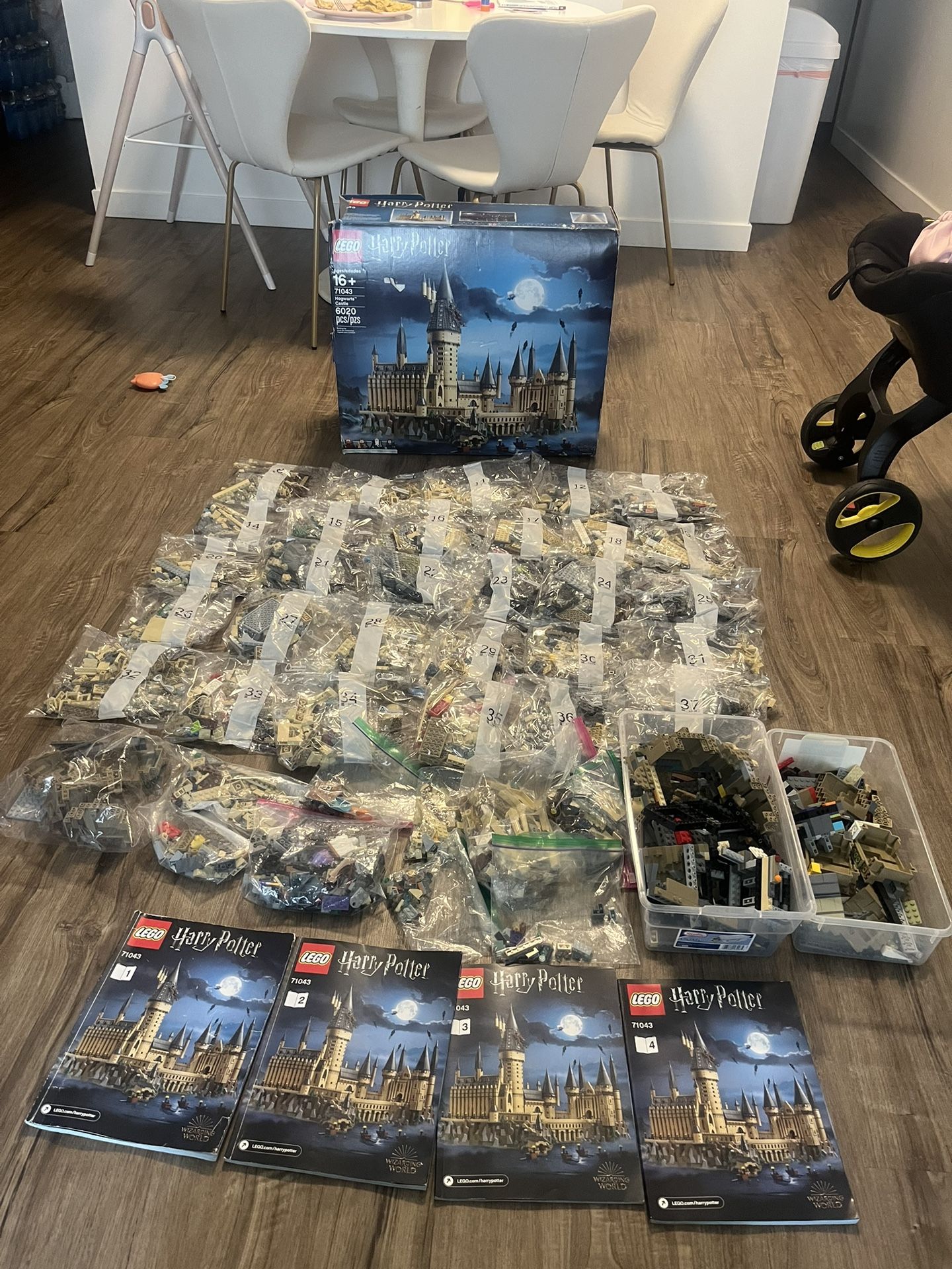 Open Box Ultímate Collectors Series Lego Hogwarts Castle.