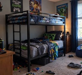 Blackmetal twin over twin bunk bed