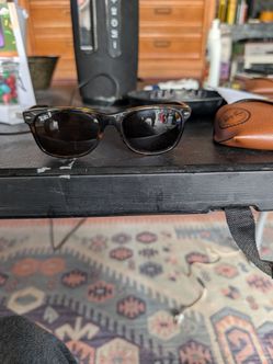 RAY BAN WAYFARER SUNGLASSES