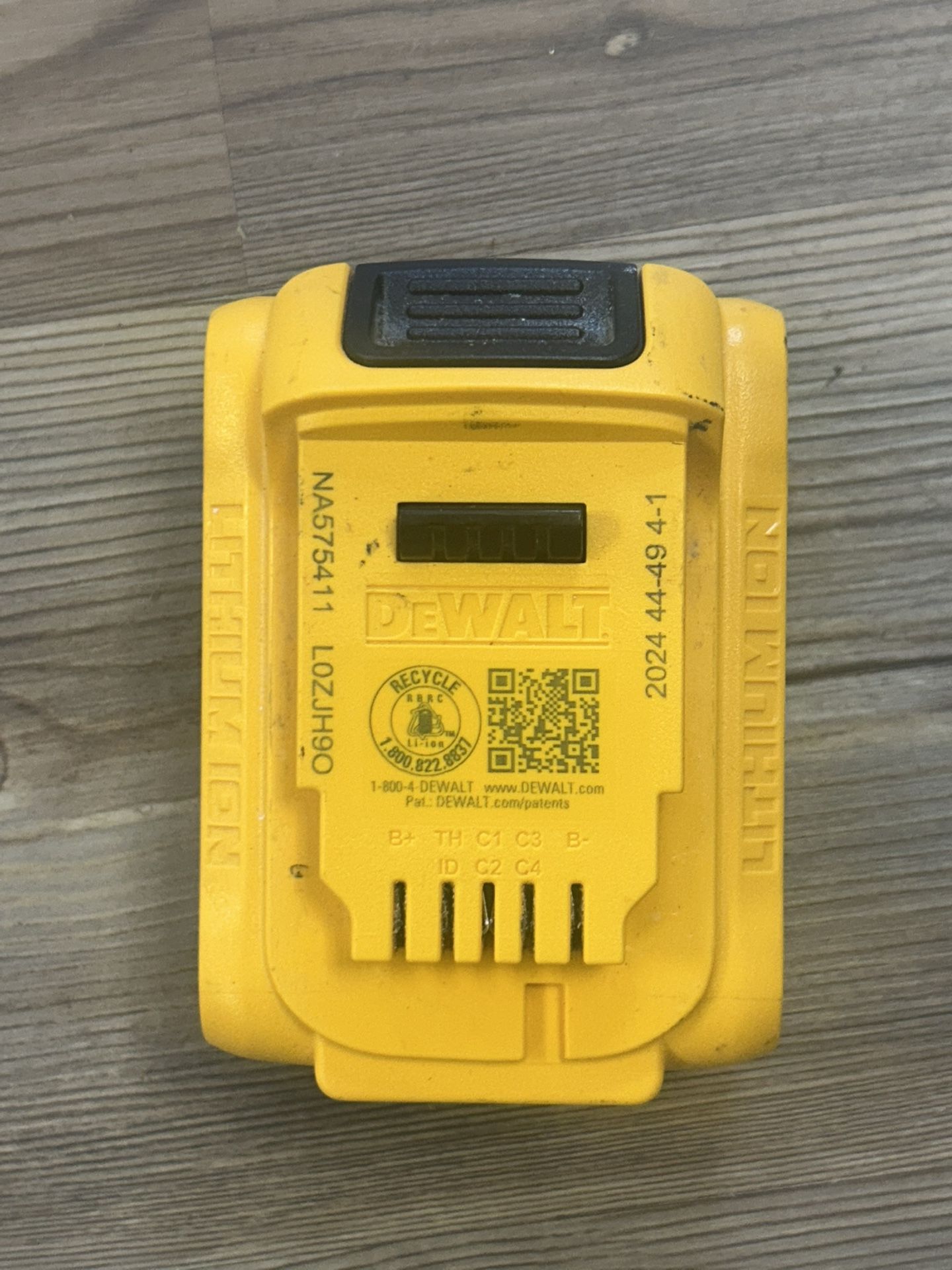 DEWALT 20V MAX 5.0Ah Lithium-Ion Battery Pack (DCB205)