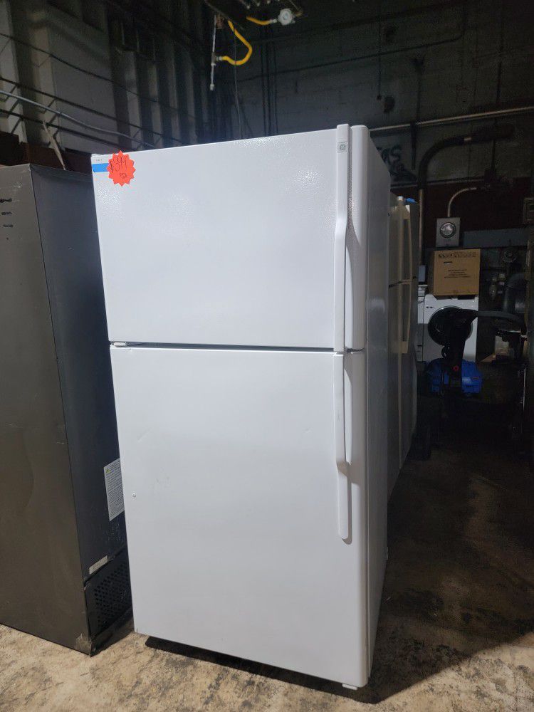 GE 33in Top Freezer Fridge In White Working Perfectly 4-months Warranty 