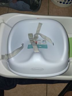 BRAND NEW baby bath and strap in booster seat