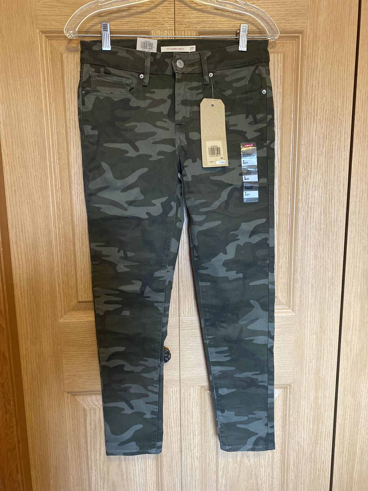 NWT Levi’s 711 Women’s Pants Size 4 (27 waist) Green Camo Skinny Ankle Pants Levis