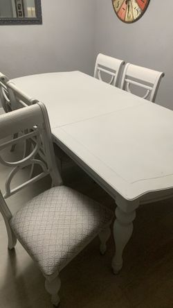 Dining Room Table with 6 upholstered chairs