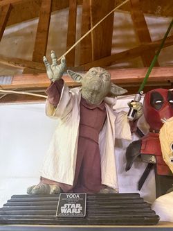 Star Wars Yoda statue attack of the clones