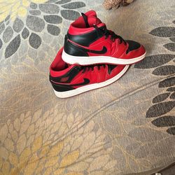Nike Air Jordan 1 Mid Reverse Bredk Black Red shoes.