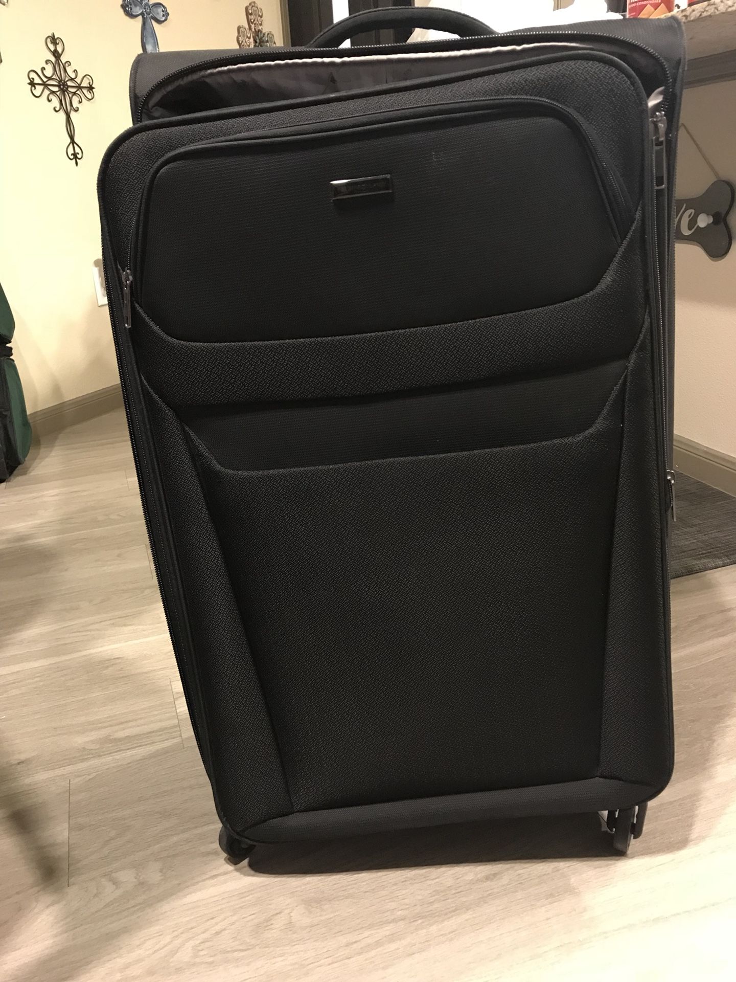 Magellan Luggage Spinner