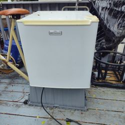 Emerson Apt Sz Fridge Freezer