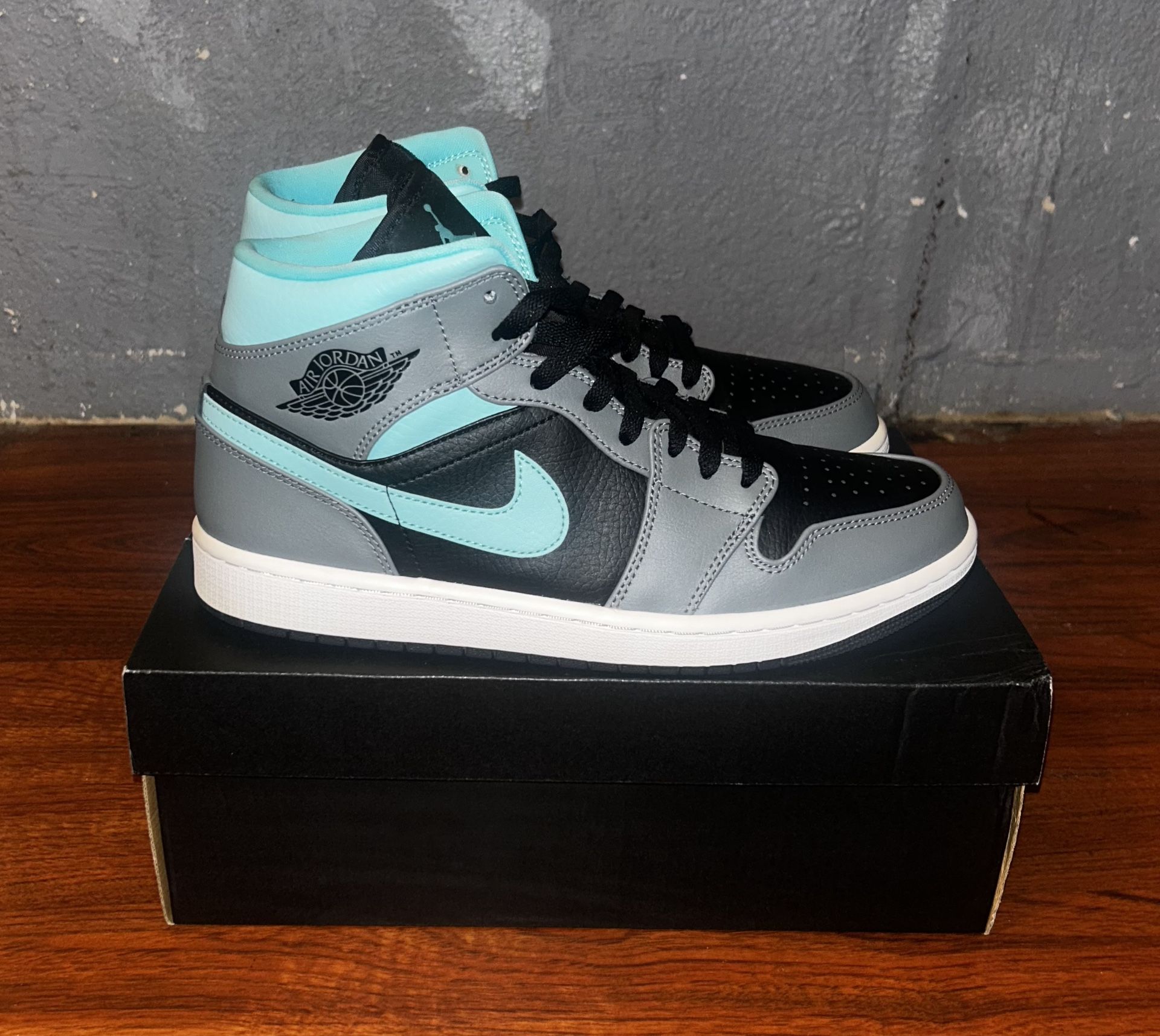 AIR JORDAN 1 MID (size 9)