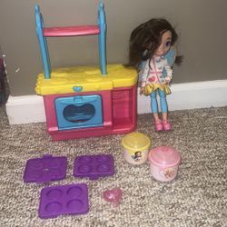 Fisher-Price Nickelodeon Butterbean's Café Magical Bake and Display Oven and 11-inch Doll, Musical Kitchen Playset with Lights and Sounds, 2 Dessert M