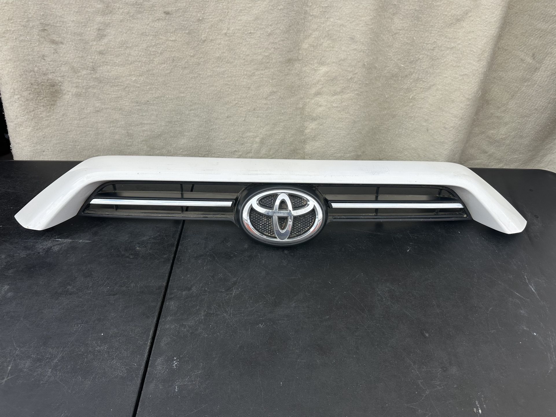 2014 -2015- 2016 -2017 -2018 -2019 -2020 -2021 -2022 -2023- 2024 TOYOTA 4RUNNER FRONT UPPER GRILLE OEM USED