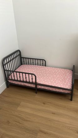 Toddler bed