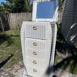 Dresser With 4 Drawers And Mirror 25”1/2W X 52”H X 18”1/2D (Rattan, White Color) In Good Condition $60 Firm On Price