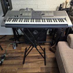 Yamaha YPT 400 Keyboard & Stand 