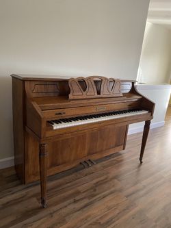 ****UPRIGHT PIANO****Schafer & Sons