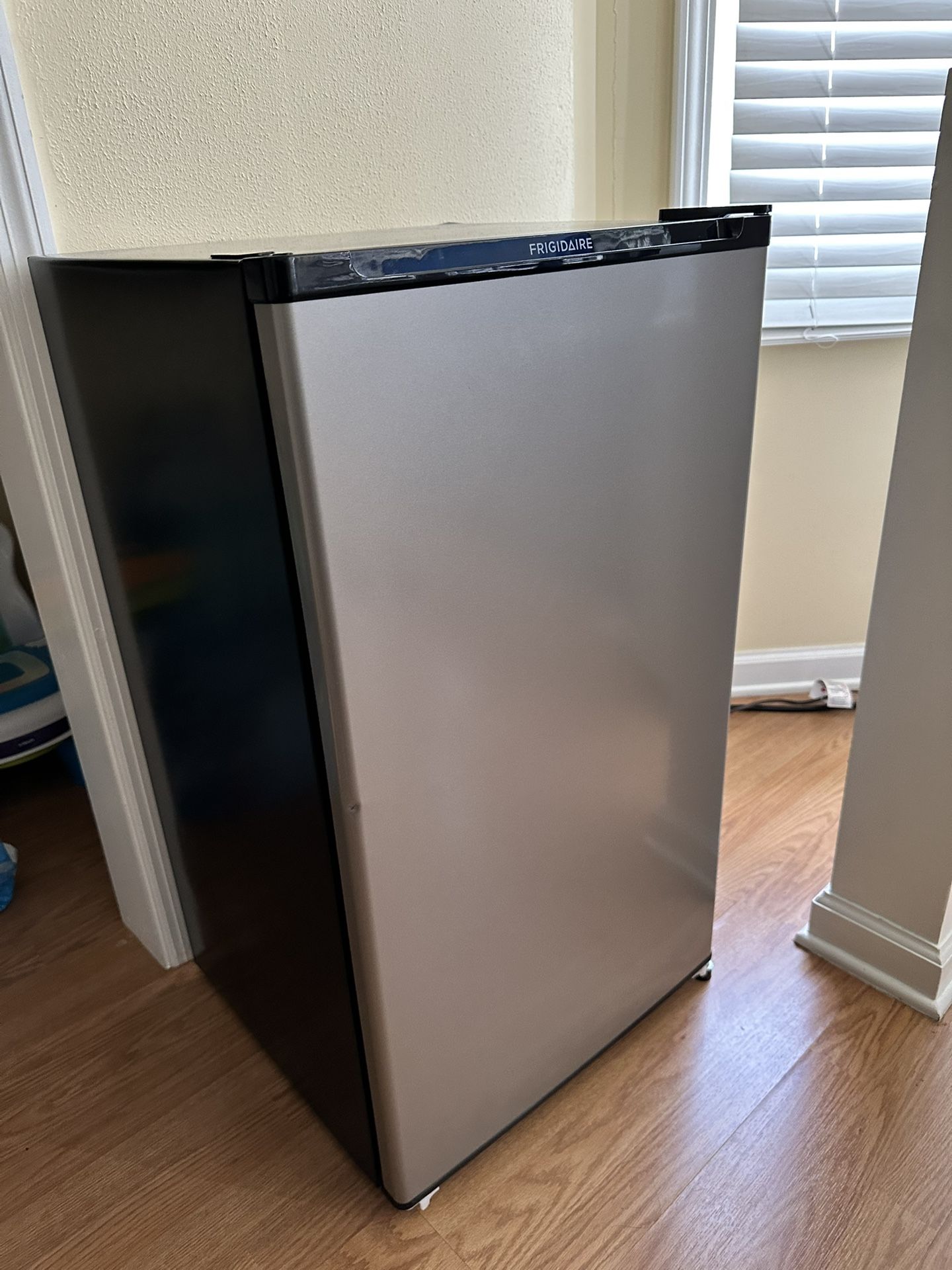 Frigidaire Mini fridge 
