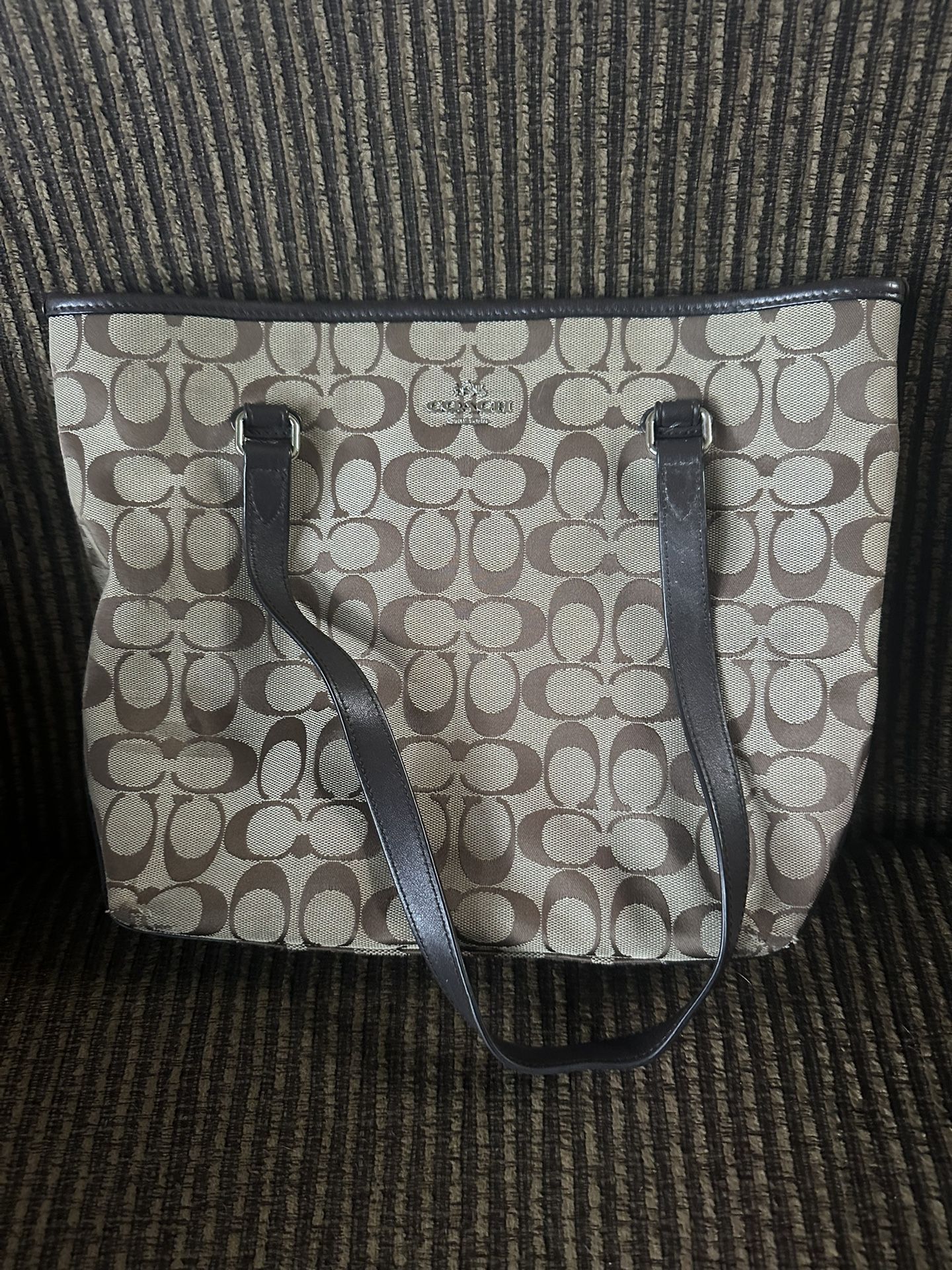 👜Authentic Coach Bag Purse. All zippers work. Measures 13”Wx10”H