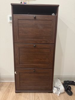 Shoe cabinet