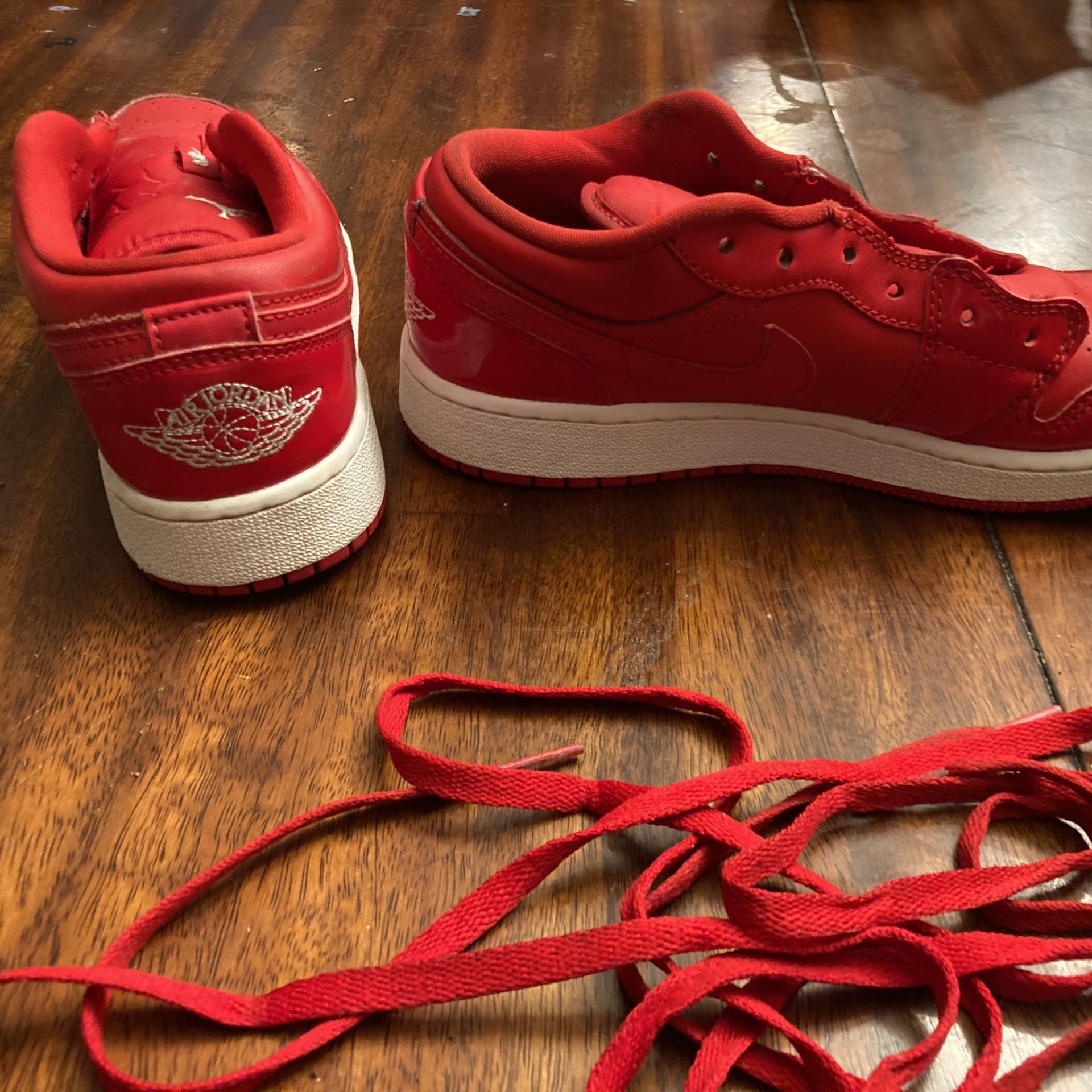 aj1 low university red