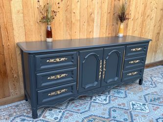 Mid-Century Classic Drexel 9-Drawer Dresser / Credenza
