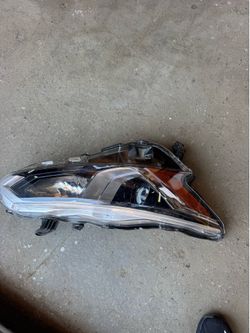 2020 Nissan versa left headlight used