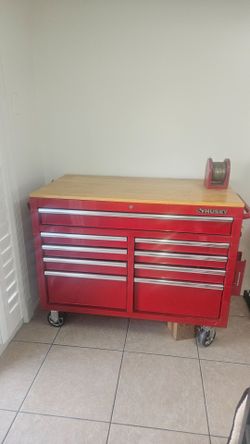Estoy vendiendo esta tool box Husky en muy buenas Condiciones llena de herramientas