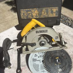 DEWALT Hvy Duty 7 1/4 in. Lightweight Circular Saw Kit-DW368- Clean, 15 Amp, New Blades, Wrench, Hard Case