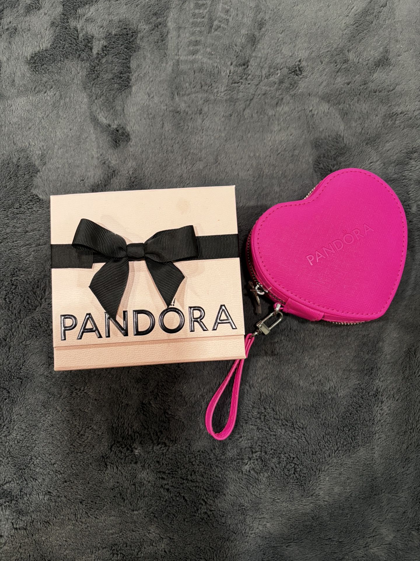 Pandora Brazalete With 3 Charms And A Heart Case