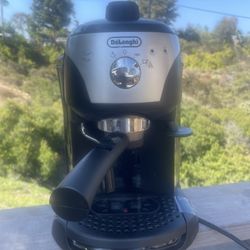 De'Longhi EC220CD pump-driven espresso machine for home brewing. 