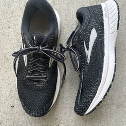 Brooks Women’s Revel Black/Blackened Pearl/White Sneakers size 7.5