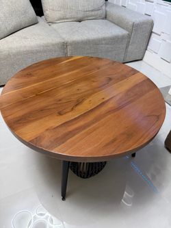 Title: Round Coffee Table – Wood Finish & Black Metal Legs