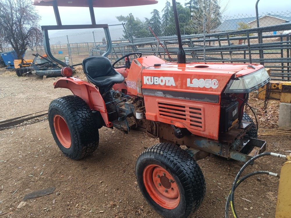 L2350 Kubota Tractor