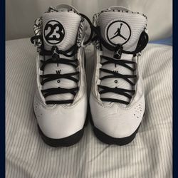 Sneakers Size 5-6 Grade School 