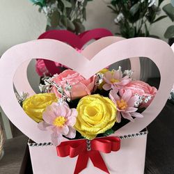 Heart-shaped box with roses and daisies 