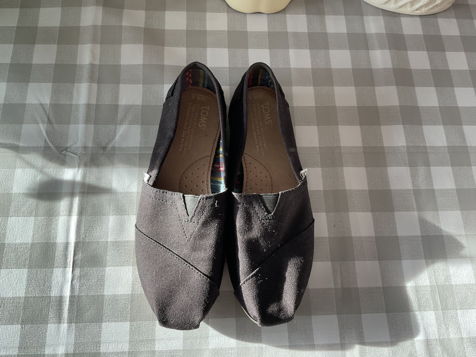 NEARLY NEW TOMS FLATS SIZE 6