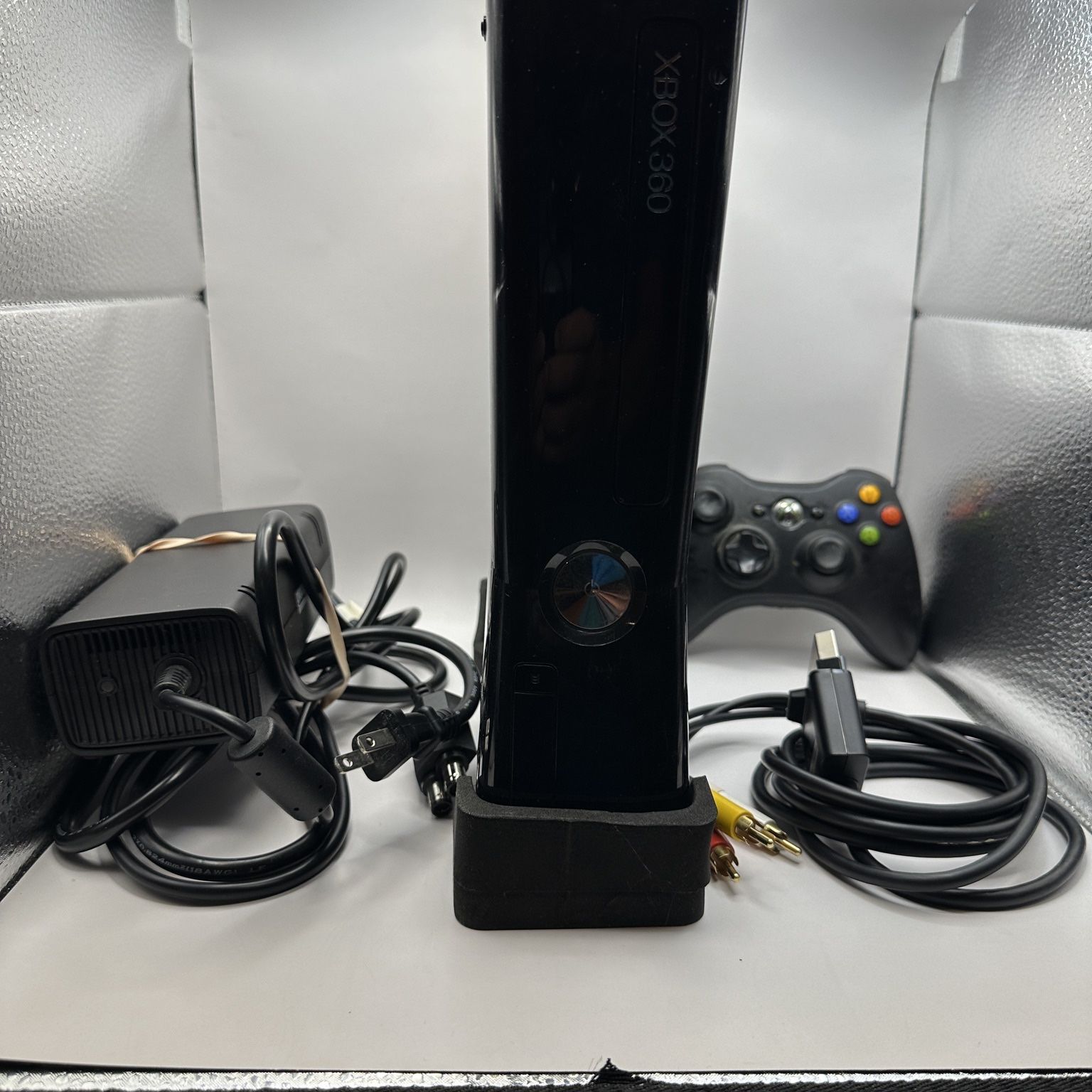 Xbox 360 Model 1439 Console Bundle