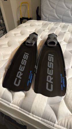 Brand new Cressi Sprint fins.