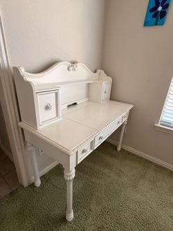 Dresser table