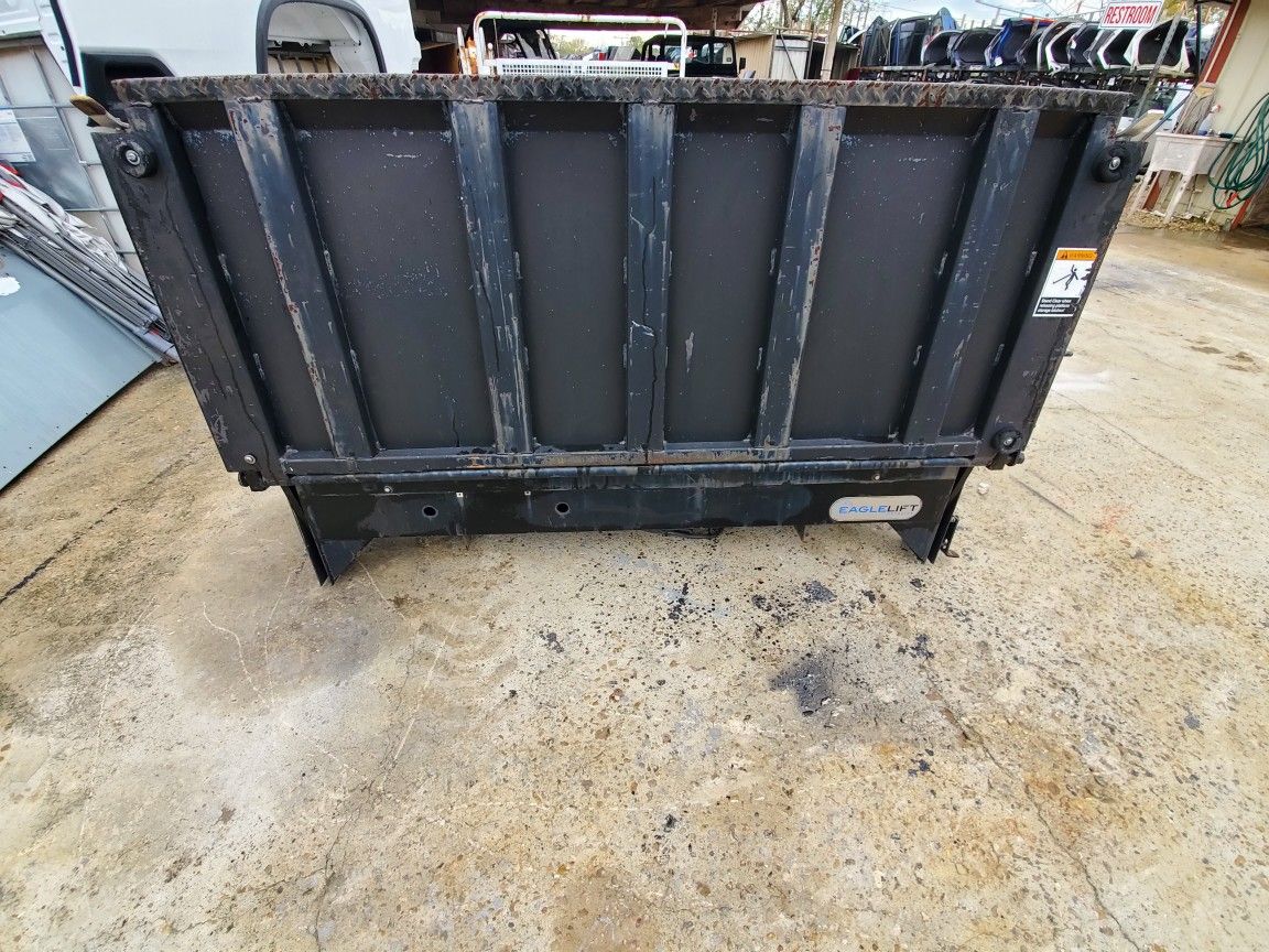 EAGLE LIFTGATE, MODEL 48 X 72