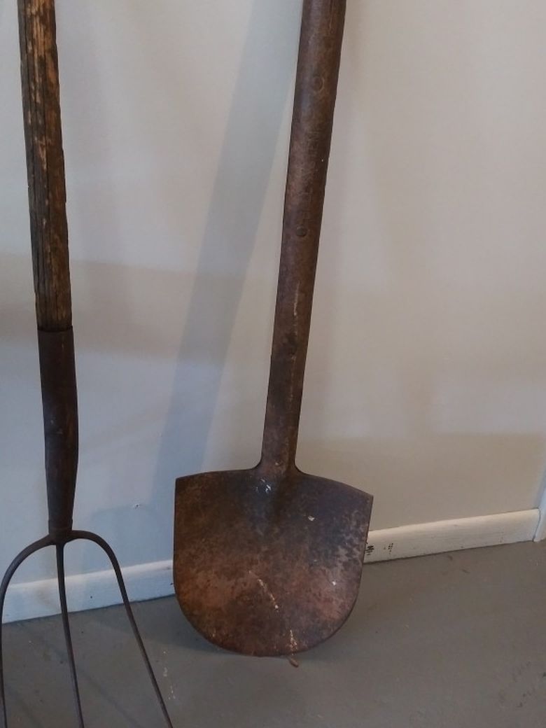 antique Wyoming Red Edge railroad shovel $50 EVERSON