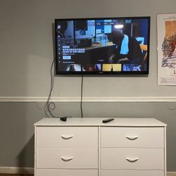 Samsung Tv And Dresser Set 