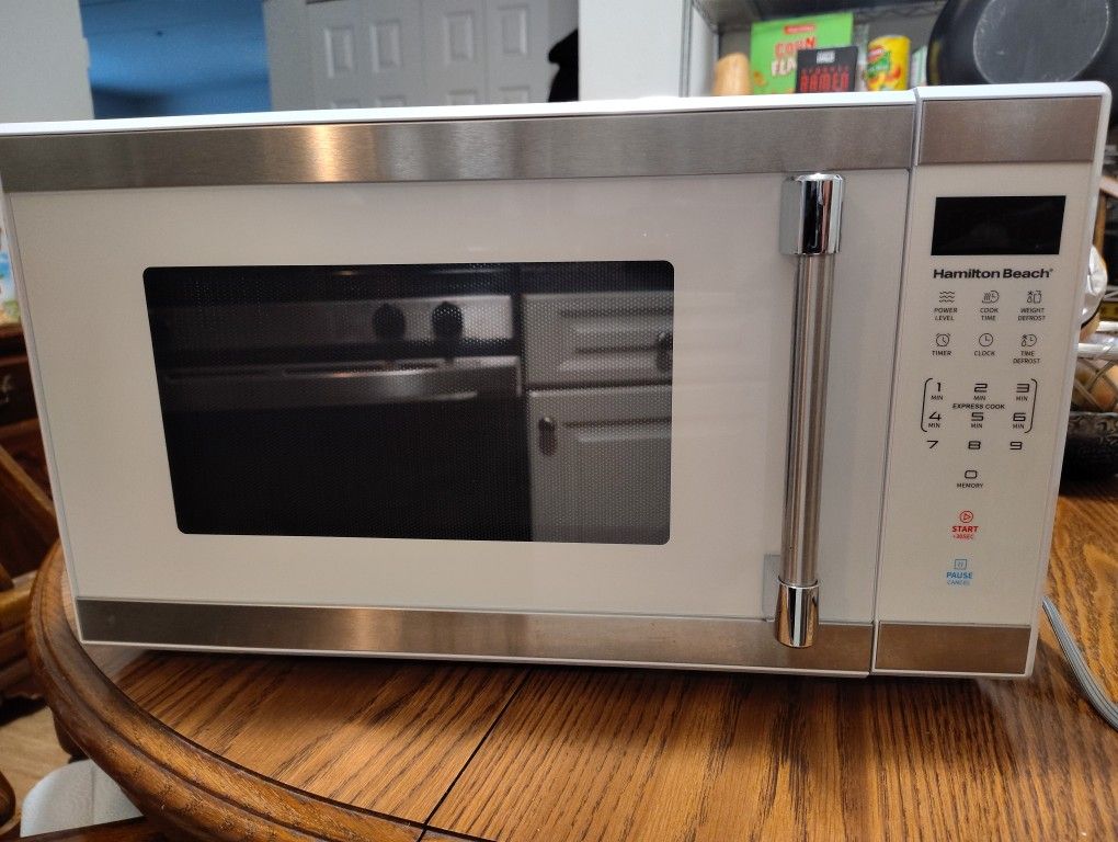 Hamilton Beach Microwave Oven (Brand New)