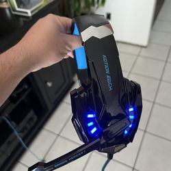 Pro gaming headsets Gold plated 3.5mm 4-pin plug, compatible with laptop,pc,mobile and tablet