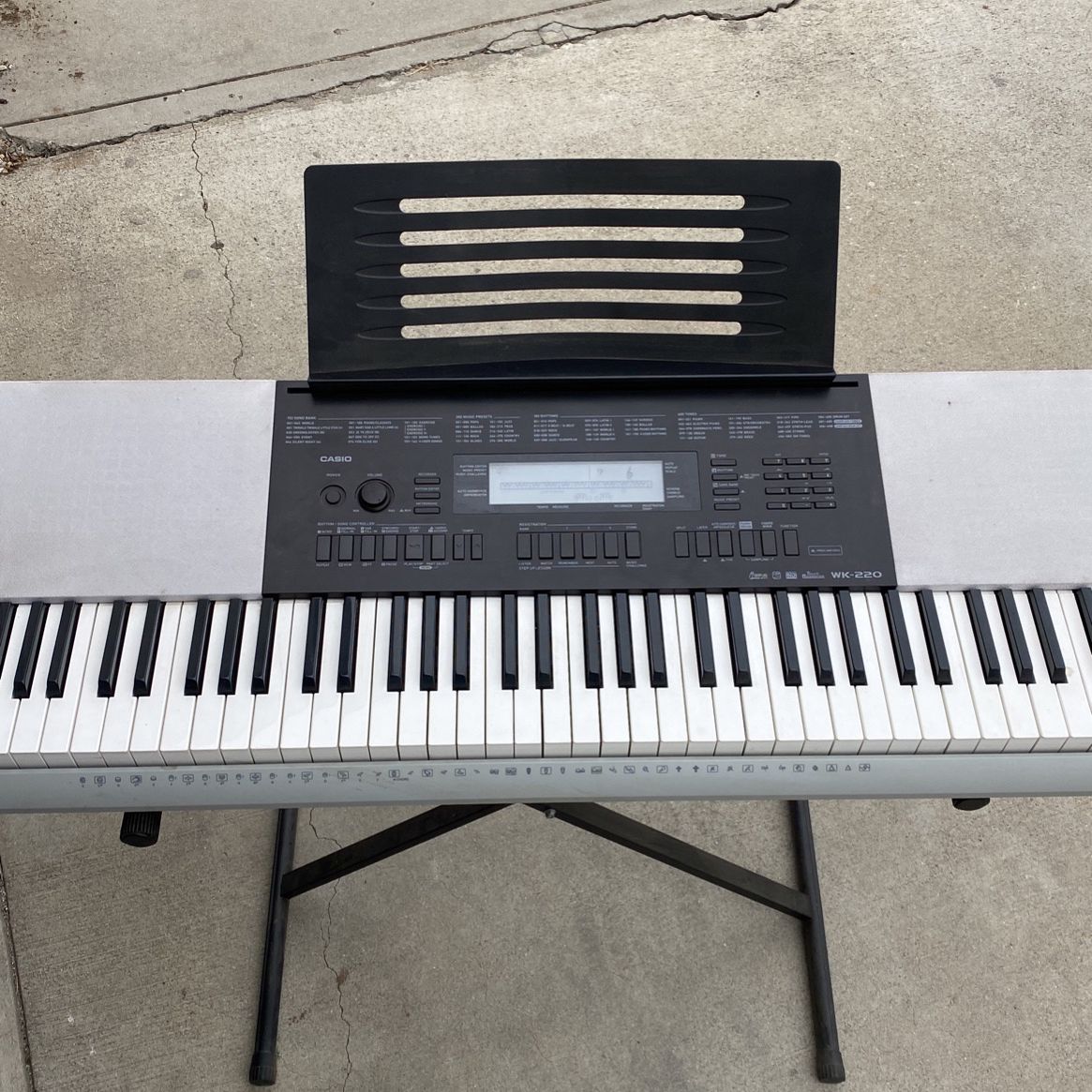 CASIO WK-220 Keyboard w/stand for Sale in Long Beach, CA - OfferUp