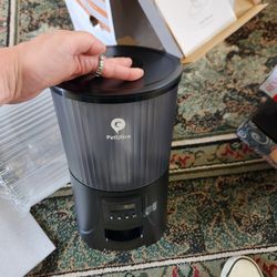 NIB PETULTRA Automatic Pet Feeder