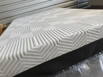 Full size mattress - Like New