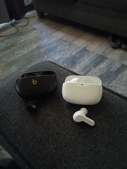 Solo Solo beats earbuds    JBL earbuds