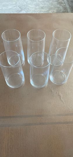 Set of 6 matching clear drinking glasses.